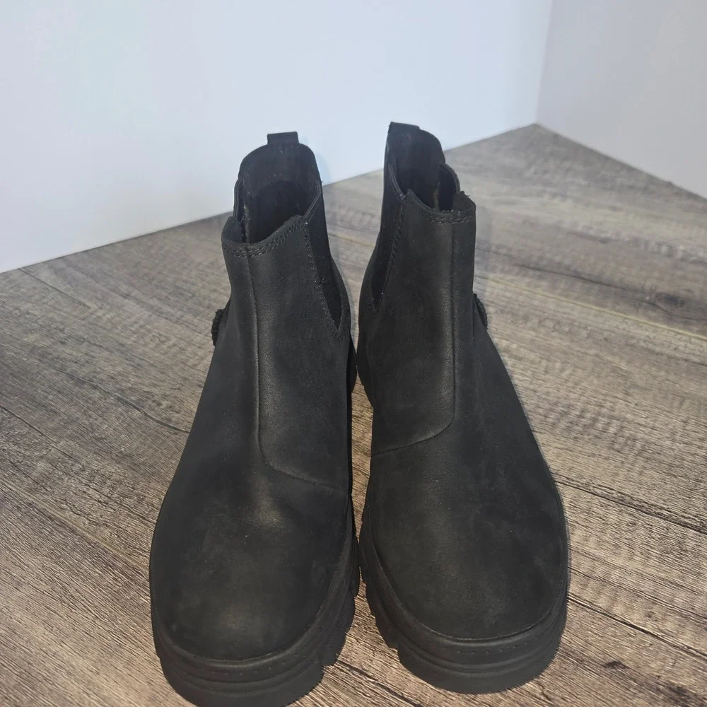 UGG Kids Ashton Chelsea Boots Black Waterproof Leather Lug Sole 1143662K Size 3Y